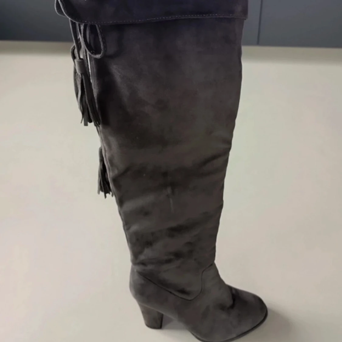 Grå mockastövlar med klack - 93