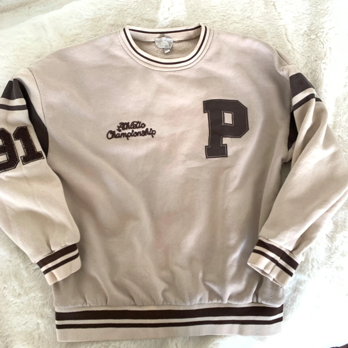 Oversized Beige sweatshirt med bruna detaljer. Beige tröja.  - 90