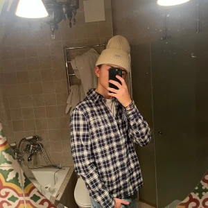 Woolrich skjorta - Woolrich skjorta som är sjukt snygg och med unika detaljer exempelvis liten lapp nere som visas på bild 3. Storlek M/S, modellen är 178 o väger ca 70 kg. Nypris: 1800kr, mitt pris 400kr