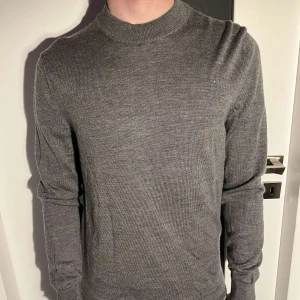 100% merinoull tröja  - Tja säljer nu denna tvär feta tröjan från okännt märke och den är i 100% merinoull som de står på lappen. Modellen på bilden är 180. Skick 10/10
