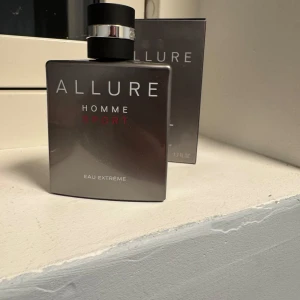 Allure Homme Sport Eau Extrême - Säljer en flaska Allure Homme Sport Eau Extrême från Chanel. Den har en stilren och modern design med en grå flaska och svart kork. Perfekt för den som vill ha en fräsch och sportig doft. Flaskan är nästan full och kommer med originalförpackning. Köpt för 1000kr 50 ml säljs pga är i behov av pengar! Pris kan såklart diskuteras! 