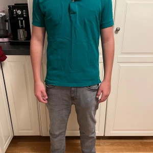 Espirt pike  - Piké i okej skick har användts mycket men inte något annat. Jag på bilden ör 160 och märket är espirt 