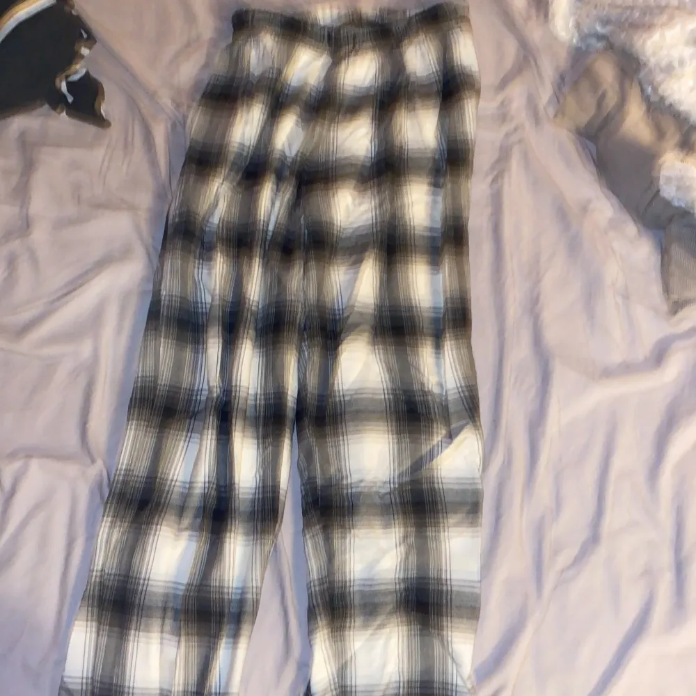 Säljer ett par svartvita rutiga byxor från H&M. Byxorna har en loose passform och är perfekta för en avslappnad stil. De är tillverkade i ett mjukt material som ger en bekväm känsla hela dagen.. Farkut & Housut.