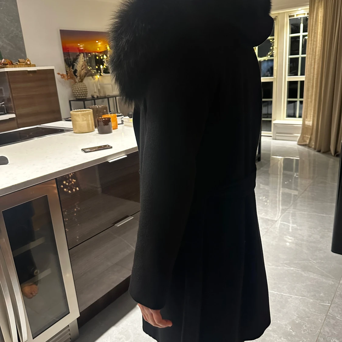 Svart kappa med pälsdetaljer - 1