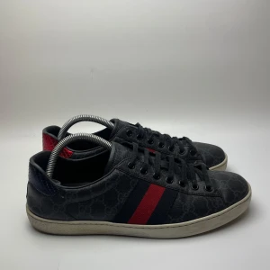 Gucci skor  - Hej! Säljer nu dessa sjukt snygga Gucci skor. Skorna är i mycket fint skick! Hör av dig vid frågor!