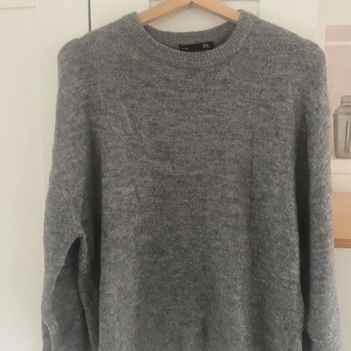 Grå stickad tröja