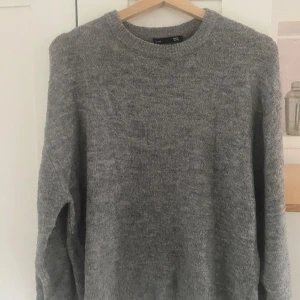 Grå stickad tröja - Fin grå stickad tröja från lager 157kr. I mycket bra skick
