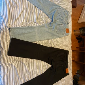 2 st Levis 501 i nyskick - Hej! Säljer två par 501:or, ett par i klassiskt svart och ett par i ljusblå denim. Byxorna köptes nya i september. Jag har gått ner mycket i vikt, och därför passar byxorna inte längre. Båda har en straight passform och är midwaist. Perfekta för en stilren look. W34 L30