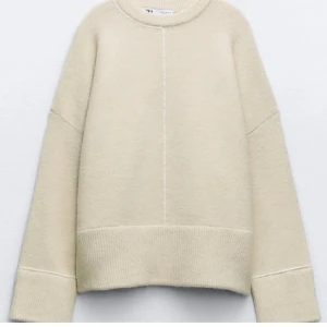 Zara stickad - Säljer en stilren beige tröja från Zara. Den har en enkel design med långa ärmar och ribbade muddar vid ärmslut och nederkant. 