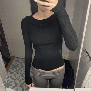 Söt tröja - Bra skick! Storlek står som l/xl men det stämmer inte, den sitter väldigt tight på mig som brukar ha  s, passar xs&s💗 har inga andra bilder!