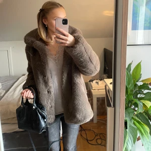 Brun pälsjacka - Säljer en mysig brun pälsjacka med långärmad design och en klassisk krage eftersom den inte kommit till användning. Nypris: 1799kr men nuvarande pris går att diskutera.        Från Kaphal, märket Newbie. Så otroligt fin!!