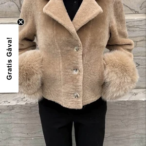 Beige pälsjacka MEOTINE - Snygg beige pälsjacka med stora fluffiga ärmslut och knappar framtill. Knappt använd så som ny. storlek s/m