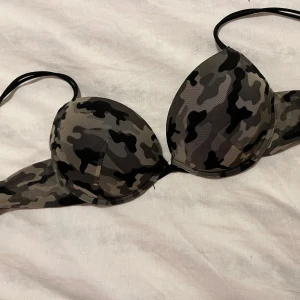 (Mycket) Push up bh, militär/camoflagestil - Bh med mycket push up, storlek 80B