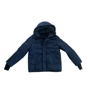 Antony Morato Pufferjacka - Snygg svart pufferjacka från Antony Morato med avtagbar inner huva. Jackan har långa ärmar och är perfekt för kyliga dagar. Den har en stilren design med praktiska fickor framtill.