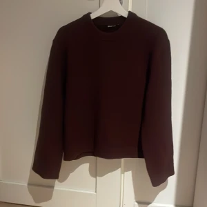 Vinröd  stickad tröja från Gina Tricot - Säljer en mysig vinröd stickad tröja från Gina Tricot. Perfekt för kyliga dagar med sin varma och bekväma passform. Tröjan har långa ärmar och en rund halsringning. Den är i nyskick, tröjan är slutsåld över allt. Den är jätte varm och håller dig väldigt varm.