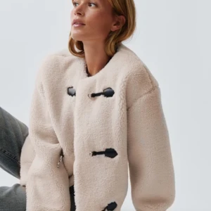 Beige teddyjacka med knäppning - Mysig beige teddyjacka med knäppe framtill från Gina. Använt 1 gång och är i nyskick. Slutsåld på hemsidan. Perfekt nu till vintern. Skriv för fler bilder 