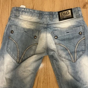Dolce & Gabbana jeans - Snygga blå jeans från Dolce & Gabbana med en cool tvättad look. Se sista bild med metallplåten som är sönder. Hör av er om frågor eller mått🔥🔥
