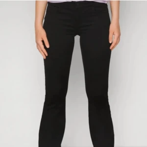 Svarta låg midjade jeans - Snygga svarta låg midjade bootcut jeans. Säljer dessa då de är för stora för mig och kommer inte till användning och är knappt använda. Köpte dessa från zalando men är från ONLY. Storlek Sx34