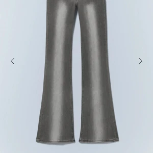 Lågmidjade grå bootcut jeans - Helt slutsålda snygga grå bootcut jeans med en klassisk femficksdesign. Tyvärr för små!