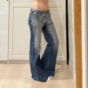 Vintage bootcut jeans🤩 - Midja 41 cm rakt över plus stretch, gren 24,5 och innerben 77 cm💕Jag är 169 och xs-s och de är för stora i midjan så håller in på bilderna men de ser fortfarande baggy ut. Obs uppsydda av förra säljaren 