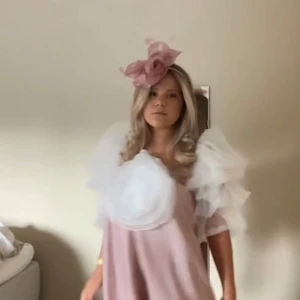 Maskerad kläder - Jag säljer min maskeradoutfit (används endast en gång). Det är de vita ärmarna som man kan ha som långa eller korta. Även den vita blomman som man sätter på kläder med en säkerhetsnål och huvudbonaden. Man behöver inte köpa alla tre. Ärmar: 50 kr, huvudbonad 50  kr, blomma 40 kr  