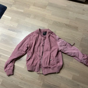 Rosa bomberjacka från H&M - Säljer en snygg rosa bomberjacka. Jackan har dragkedja framtill och ribbade muddar vid ärmslut och nederkant. Perfekt för en cool och avslappnad stil. Storleken är M, men liknar mer S. 