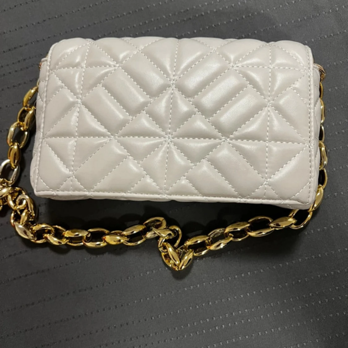 Vit quiltad axelväska med guldkedja