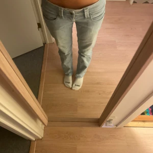 Pepe jeans low waist - Low waist super fina jeans! Säljer då dom e lite för stora på mig?! De står ingen storlek men mitt midjemått är 80 och jag är 162 lång 