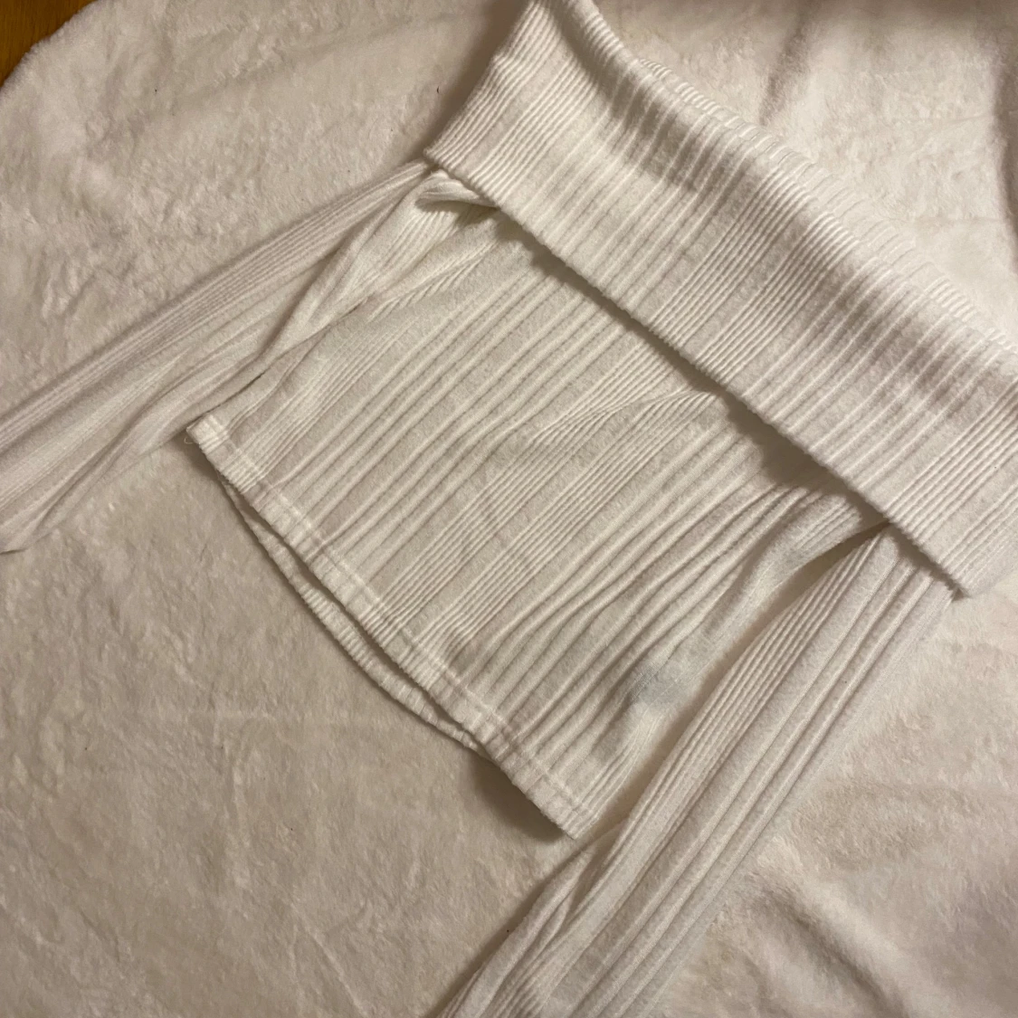 Vit ribbad offshoulder topp från NLY - 90