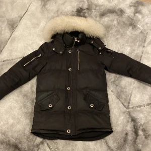 Moose knuckles jacka  - Storlek xxs men den är ganska stor jag själv har storlek s men den passar. Har använt jacka en vinter. Säljer pga köpt ny. Det är äkta päls på jackan.