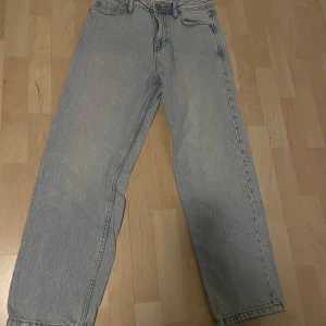Ljusa baggy jeans från FSBN - Säljer ett par ljusa baggy jeans från FSBN. De har en klassisk femficksdesign och stängs med knapp och dragkedja. Perfekta för en avslappnad stil.