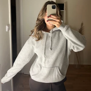 Grå hoodie - Säljer en mysig grå oversised hoodie med luva.