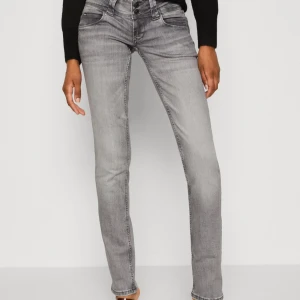 Grå jeans med bootcut - Snygga grå jeans med bootcut och hög midja. De har en klassisk femficksdesign och en stilren look som passar perfekt till vardags. Jeansen är tillverkade i ett stretchigt material för extra komfort. Så så snygga men är tyvärr för små får mig och kommer aldrig till användning. Kontakta gärna vid intresse eller frågor. Pris kan diskuteras!!💗💗det är storlek 26/34💗