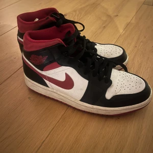 Nike Air Jordans 1 mid, röda - Säljer åt min bror, de är knappt använda, pris kan diskuteras 