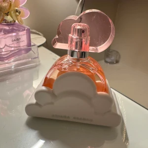 Ariana grande cloud pink parfym 30ml - Ariana grande cloud pink parfym 30ml, tagit några enstaka sprut men föll mig inte i smaken💕