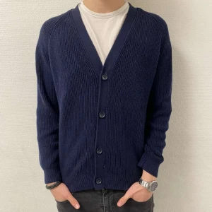 Blå cardigan - Säljer nu min riktigt feta marinblå cardigan i storlek S. Tröjan är i bra skick och är från märket east west. Skriv vid fler frågor eller funderingar🤙