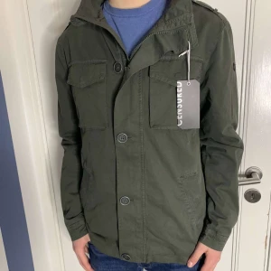 Field jacka (ny med tags) - Tja, säljer nu denna gröna field jackan. Ny med tag och storlek Xs vilket är relativt ovanligt för denna typ av jacka. Lite stor i storlek dock.  Märket är censured och priset kan diskuteras. Hör av er vid minsta lilla  fundering! MVH Armadio