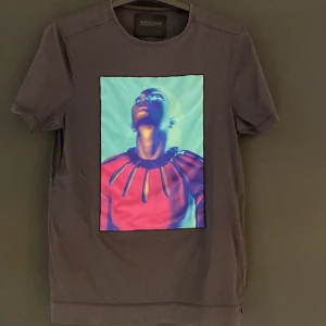 Svart t-shirt från Limitato - Exklusiv svart t-shirt från Limitato med konstmotiv av RioCam på framsidan. Inga defekter eller hål mm. Storlek S. Nypris runt 2000. Priset är flexibelt!!!