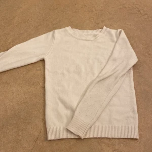 Vit stickad tröja - Säljer en stilren vit stickad tröja med rund hals och långa ärmar. I storlek xss och xs. Vid ingen användning, passar ej till mig.