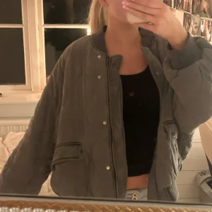 quiltad jacka från Zara - quiltad bomberjacka från Zara. Grå-grön i färgen🙌🏼Jackan har en dragkedja framtill och ribbade muddar vid ärmslut och nederkant. Ny med prislapp 💗 Säljer då den inte kom till användning
