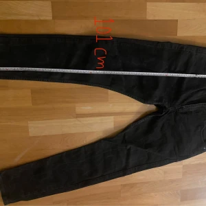 Svarta jeansbyxor - Snygga Levis byxor i mycket fint skick, knappt använda.  Storlek w32 L. 32. Se bild för mått. Färg svårtgråa. Kolla gärna in mina andra annonser 