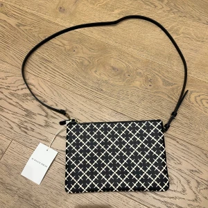 By Malene Birger Ivy Purse - Säljer min fina kuvertväska från By Malene Birger i modellen Ivy. Fick den i födelsedagspresent för ett tag sen men ej hittat tillfälle att använda då det inte riktigt är min stil. Så nu hoppas jag att den kan förgylla någon annans garderob🎀 Snygg att ha till både skolan och kontoret! Helt ny och oanvänd med lappen och väskinlägg kvar (se bild 4)🌸🤍 Nypris 900kr och kan tänka mig att gå ner i pris lite vid smidig affär. 