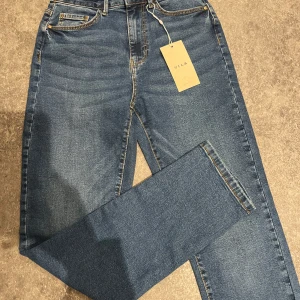 Raka Jeans  - Helt oanvända raka jeans från Vila👌🏽 Storlek 34, XS. 