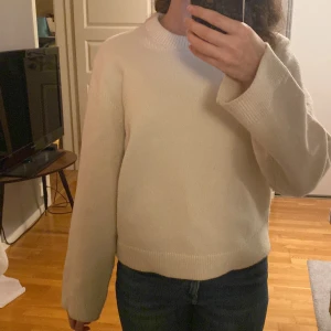 Vit stickad tröja från Gina Tricot - Cremevit tröja från Gina tricot! Superskön och använd fåtal gånger men fint skick🤍 skriv om ni har några frågor💕