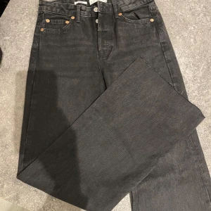 Svarta jeans från MNG Denim - Snygga svarta jeans från MNG Denim i storlek 36. Klassisk femficksdesign med knapp och dragkedja framtill. Perfekta för en stilren look. Knappt använda, ca 1-2 ggr endast💕