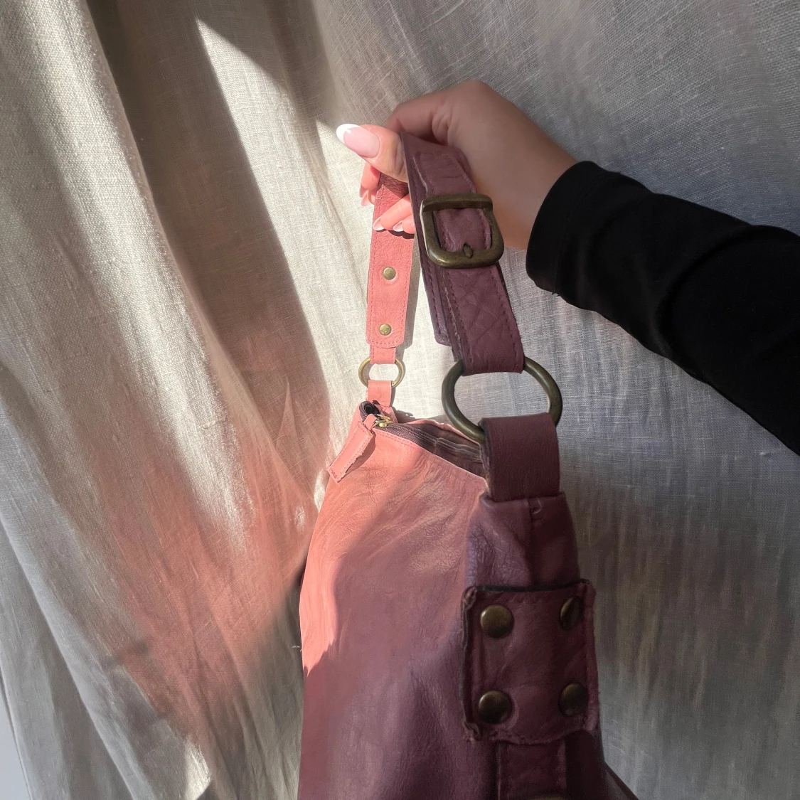 Rosa axelväska med nitar - 91