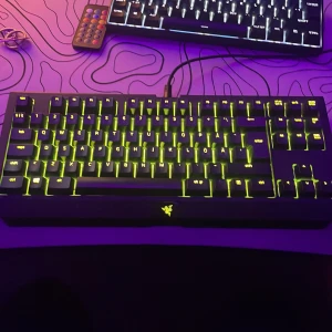 Razer Blackwidow TE chroma v2 - Tjenare, säljer nu mitt mycket fina tangentbord från razer, tangentbordet har ett väldigt fint skick. Man kan customize färgerna på tangentbordet genom Razer synapse appen som blir tillgänglig när man kopplar in tangentbordet i datorn. Nypris 1500-1600kr.   Mitt pris 600kr priset kan diskuteras. HÖR AV DIG VID MINSTA FÖNDERING. 