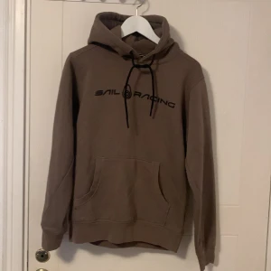 Sail racing hoodie - Säljer min Sail racing hoodie som är använd ett fåtal gånger. Hoodien är i perfekt skick, kom privat om ni vill ha fler bilder eller har några andra funderingar.
