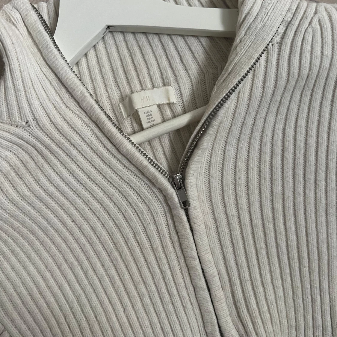 Vit ribbad stickad tröja  - 90