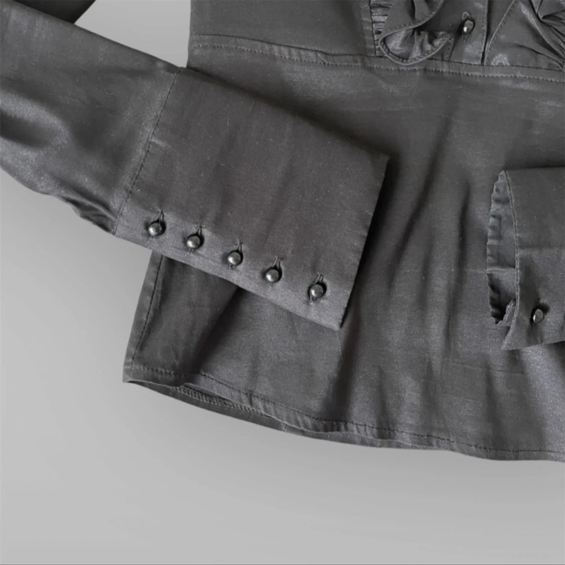 Svart blus med volangdetaljer från kiwi - 92